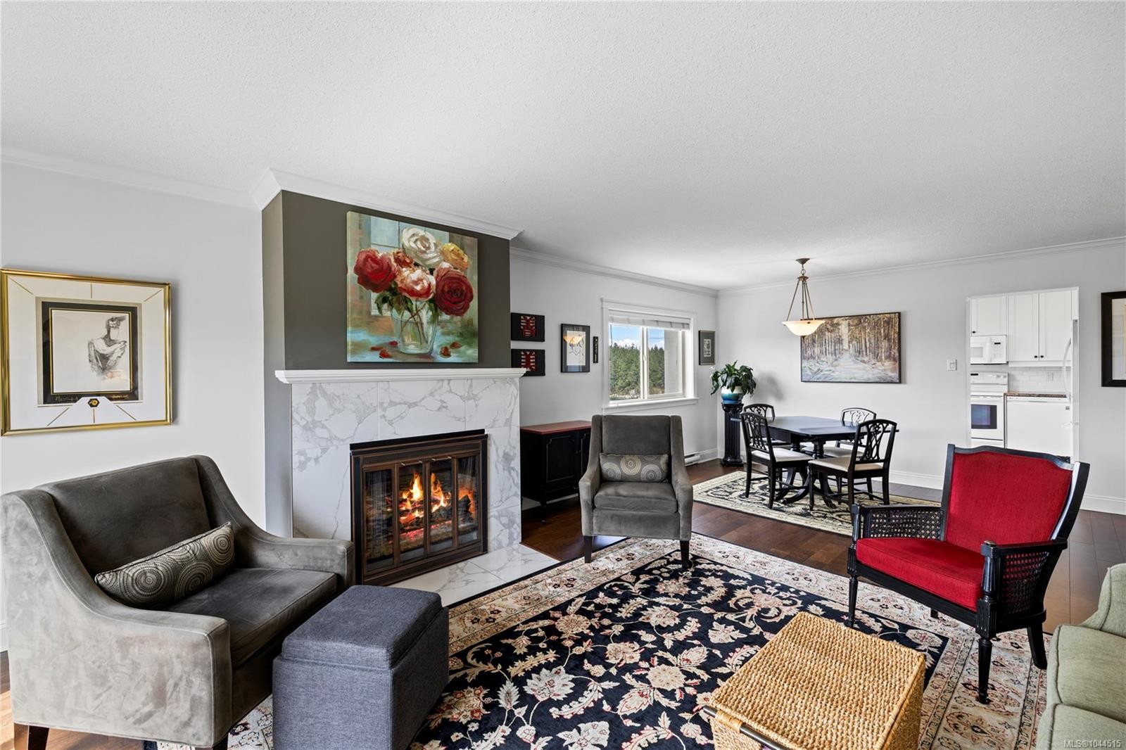 #804-33 Mt. Benson St, Nanaimo, BC - Indoor Photo Showing Living Room With Fireplace