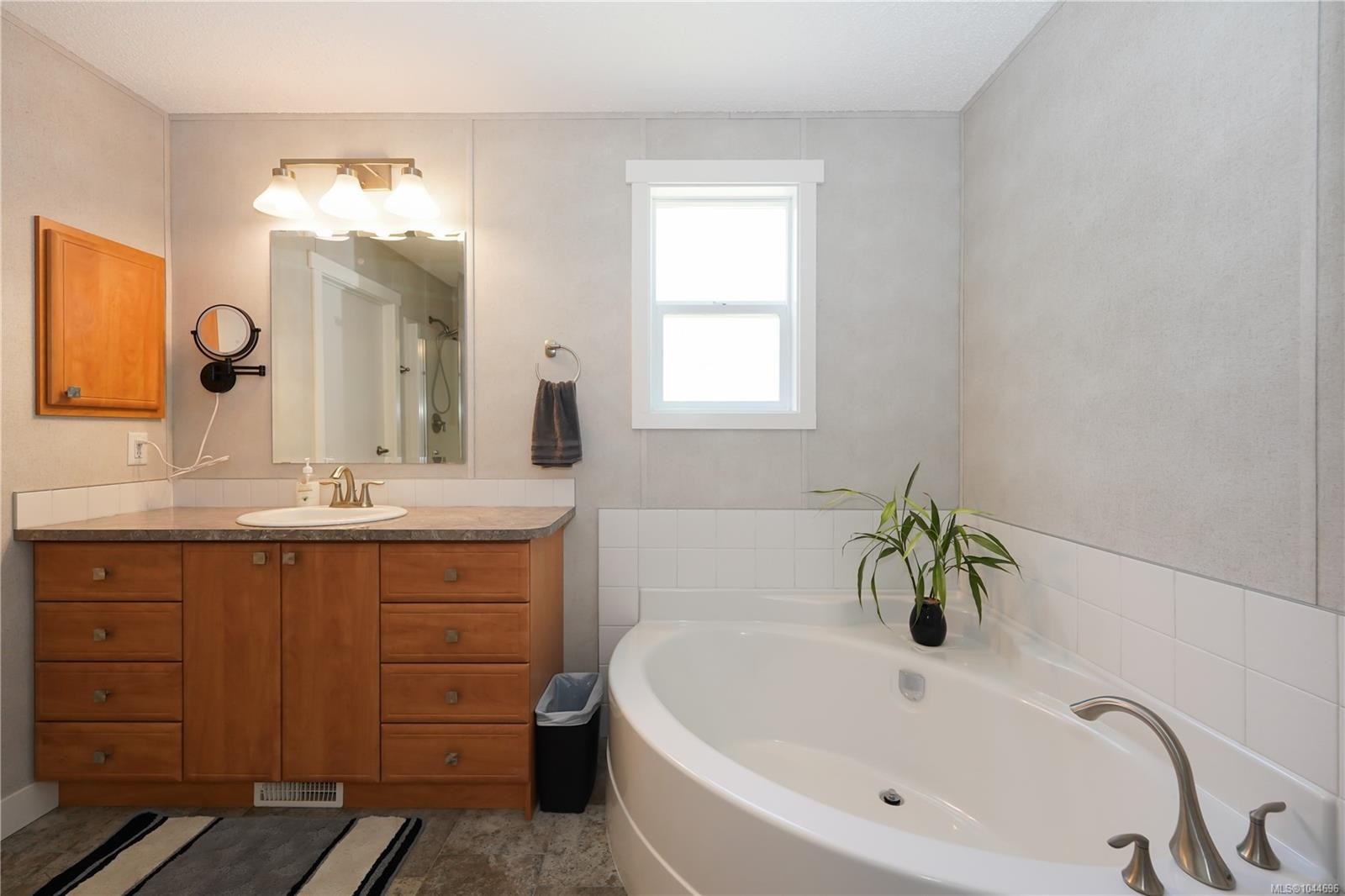 1341 Pratt Rd, Hilliers, BC
