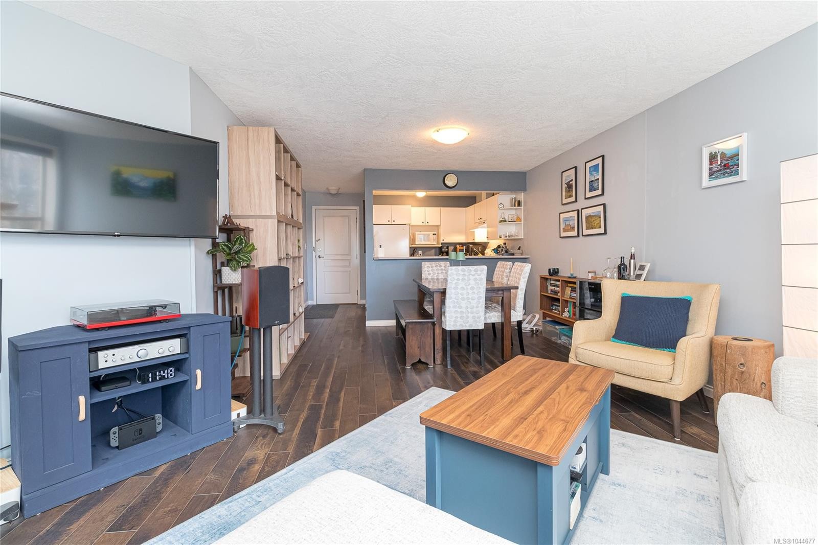 #309-1025 Meares St, Victoria, BC - Indoor Photo Showing Living Room