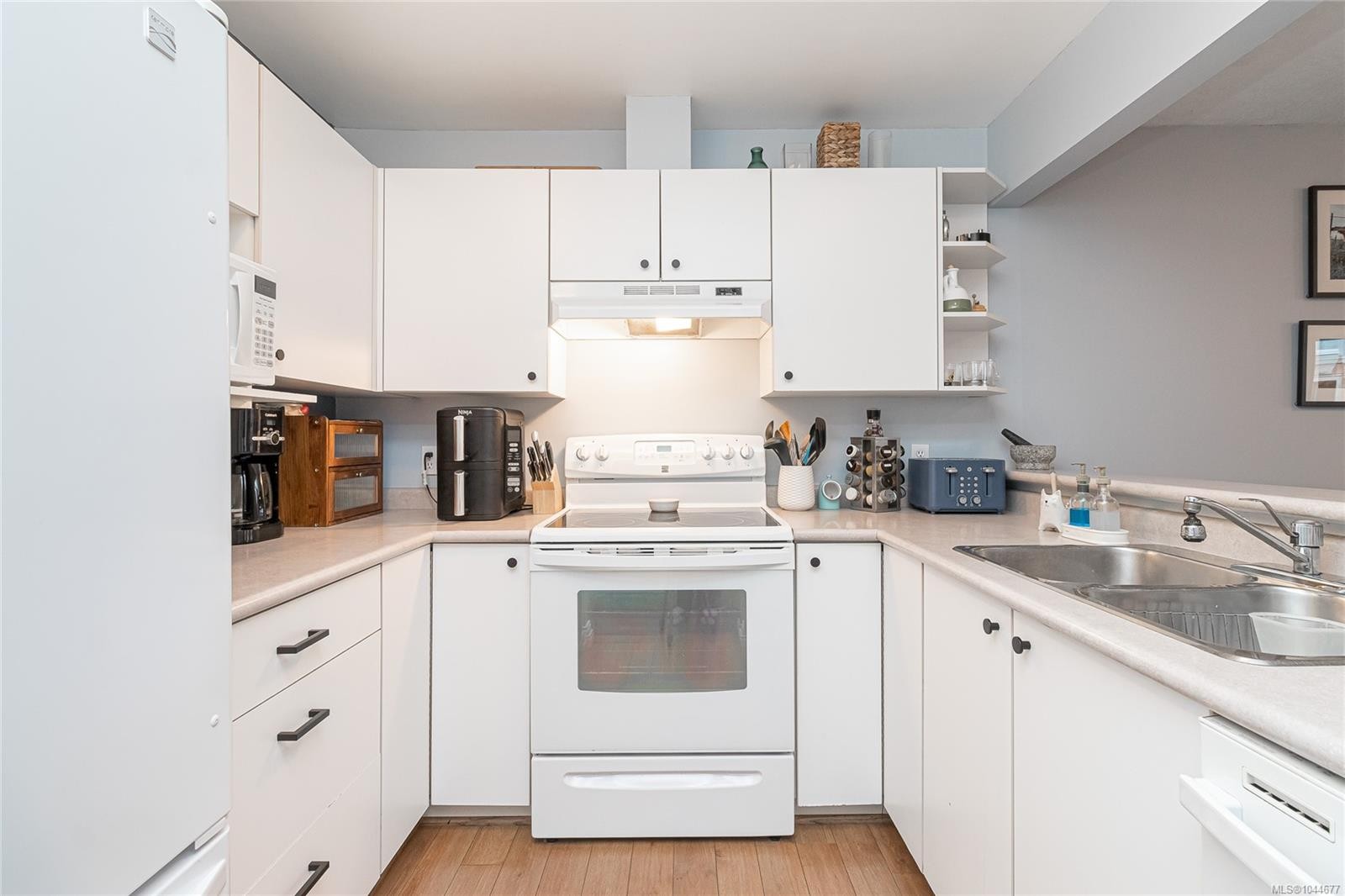#309-1025 Meares St, Victoria, BC - Indoor Photo Showing Kitchen With Double Sink