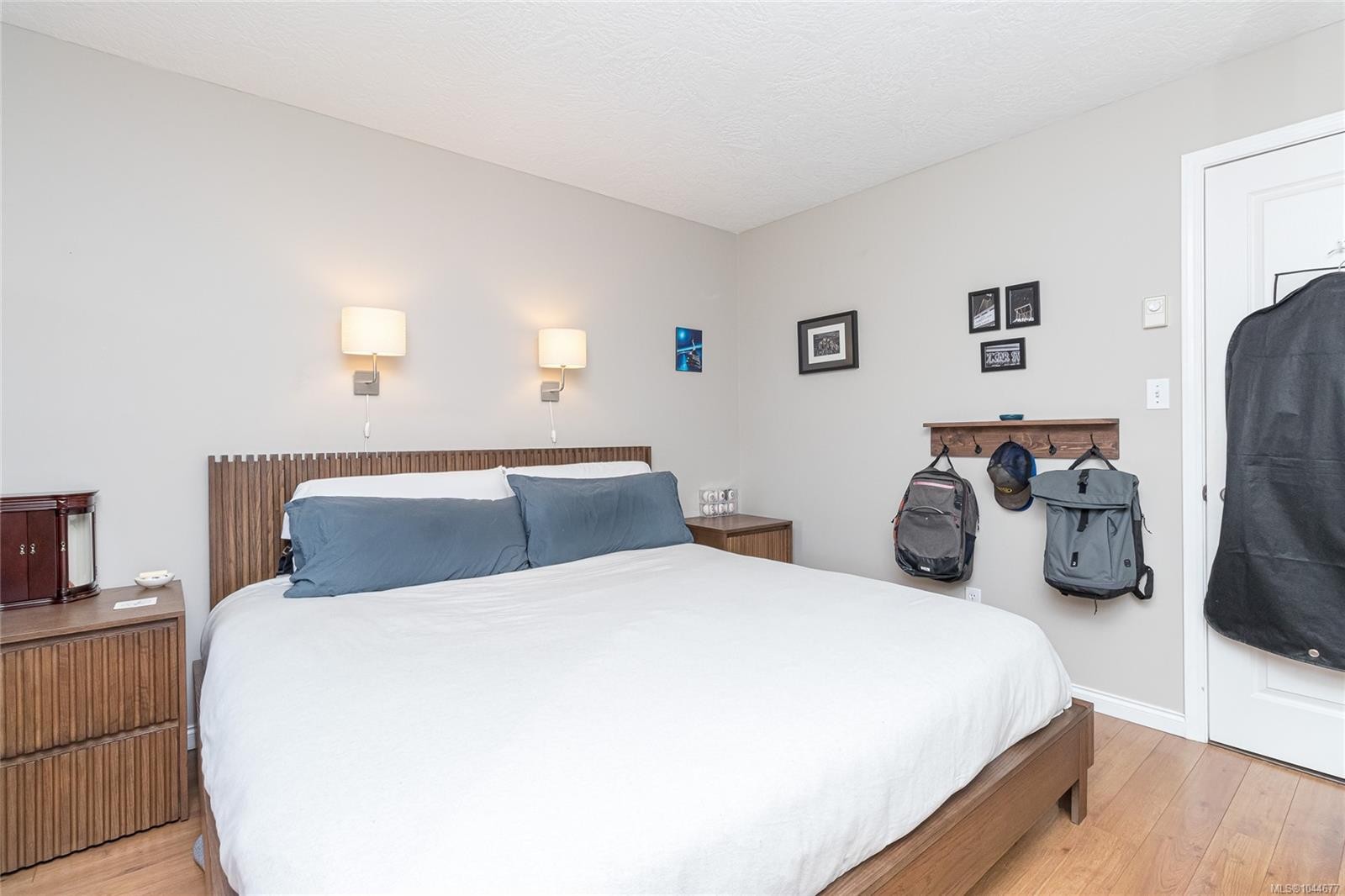 #309-1025 Meares St, Victoria, BC - Indoor Photo Showing Bedroom