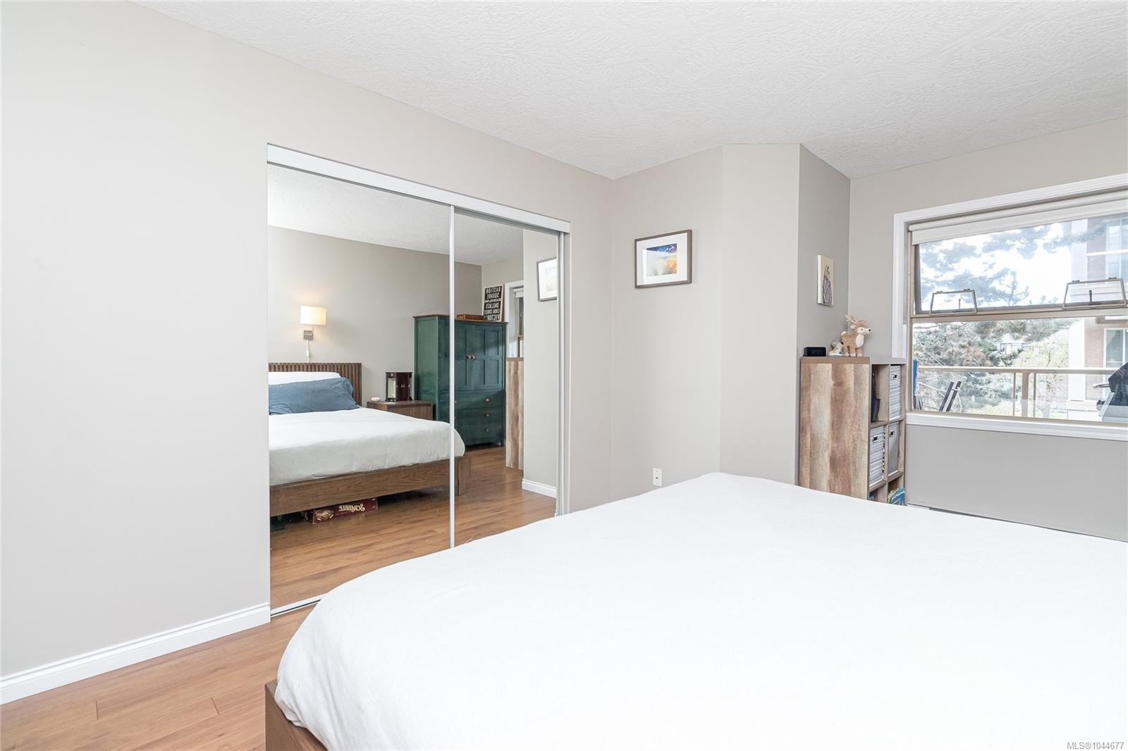 #309-1025 Meares St, Victoria, BC - Indoor Photo Showing Bedroom