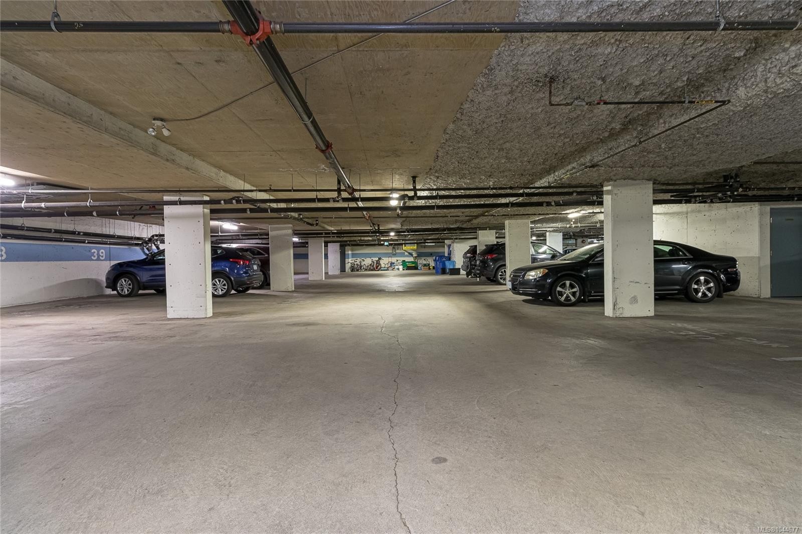 #309-1025 Meares St, Victoria, BC - Indoor Photo Showing Garage