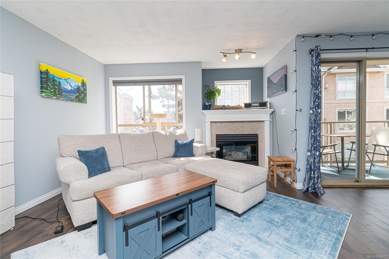 #309-1025 Meares St, Victoria, BC - Indoor Photo Showing Living Room With Fireplace