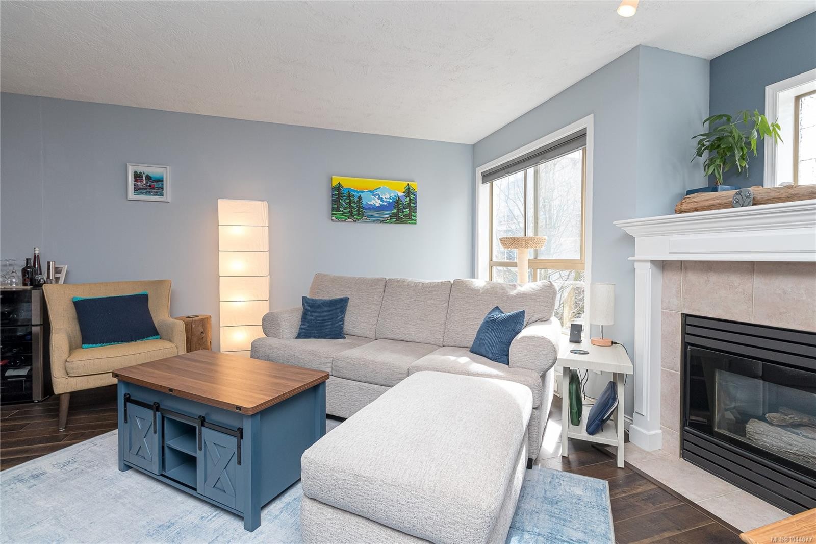 #309-1025 Meares St, Victoria, BC - Indoor Photo Showing Living Room With Fireplace