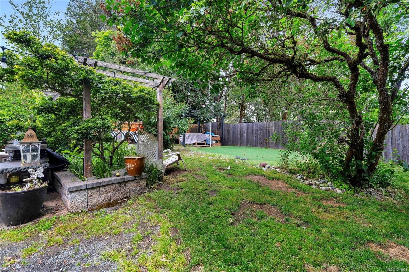 920 Jasmine Ave, Saanich, BC