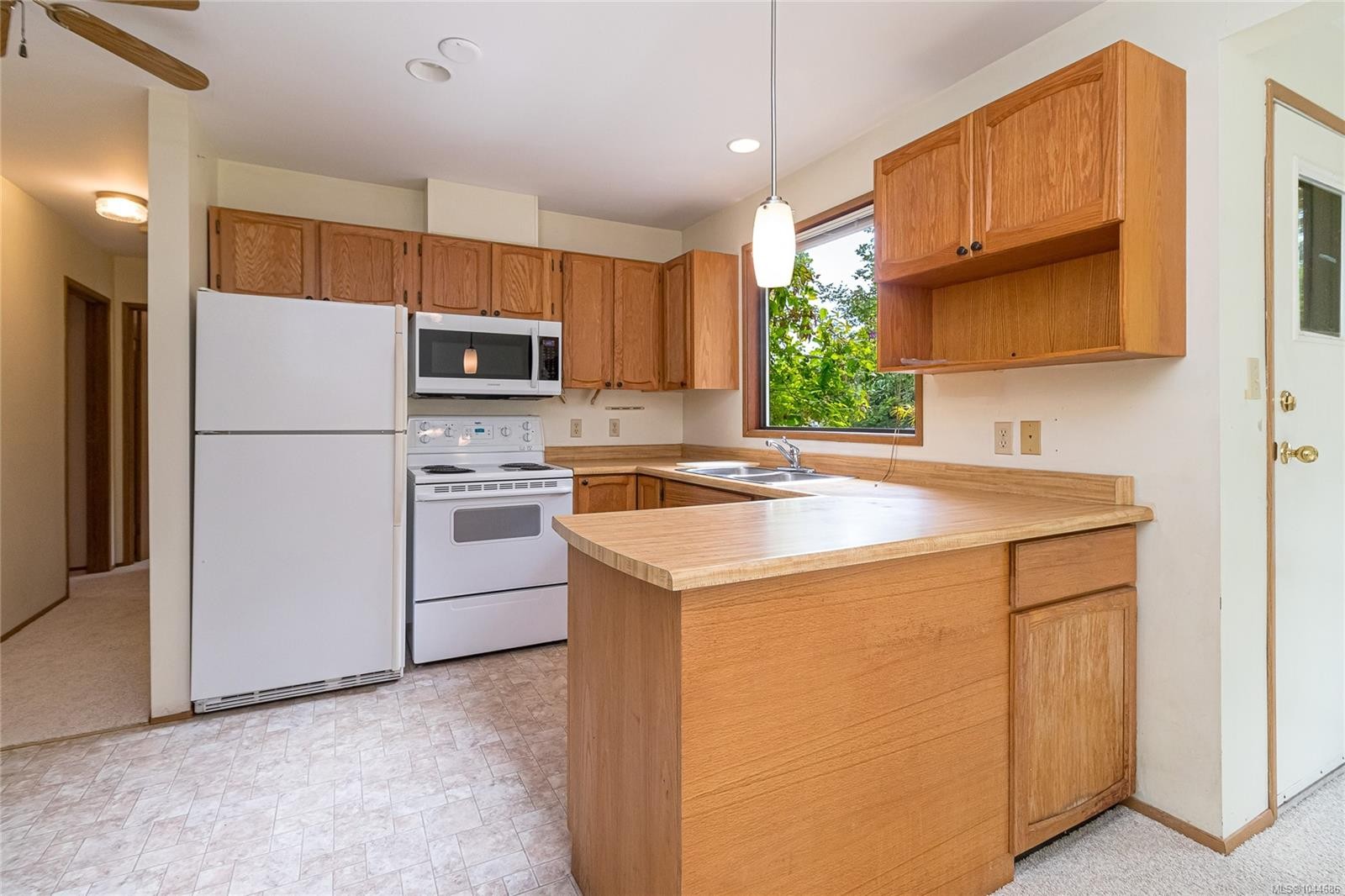 A-1143 Munro St, Esquimalt, BC