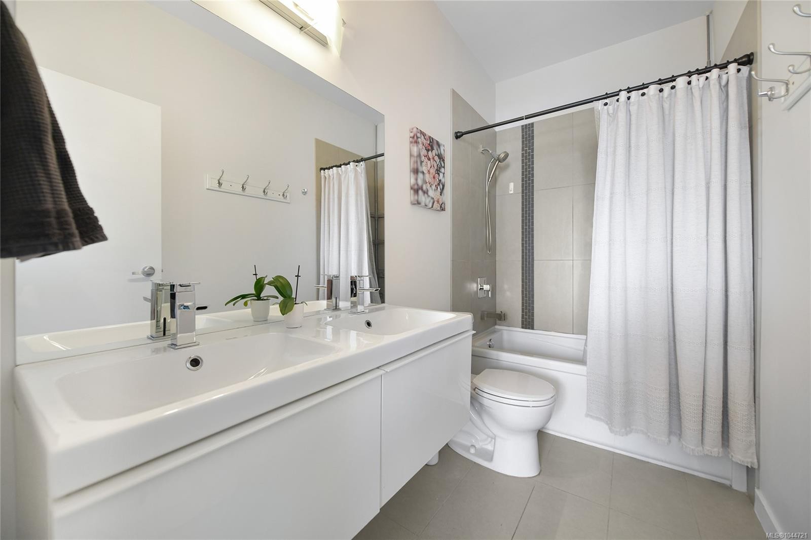 #421-2871 Jacklin Rd, Langford, BC - Indoor Photo Showing Bathroom