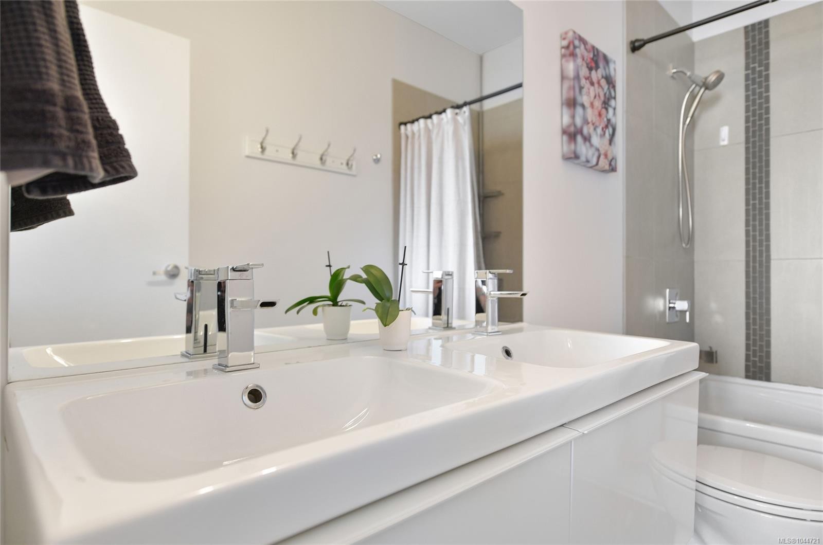 #421-2871 Jacklin Rd, Langford, BC - Indoor Photo Showing Bathroom