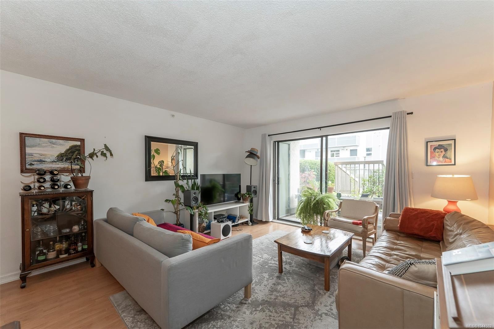 #104-2757 Quadra St, Victoria, BC - Indoor Photo Showing Living Room