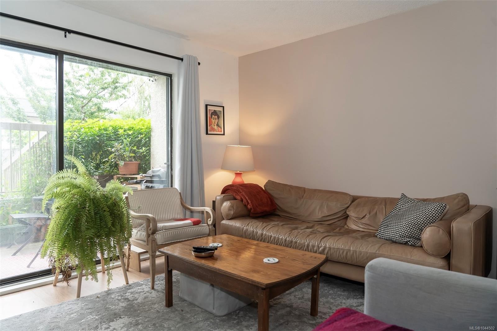 #104-2757 Quadra St, Victoria, BC - Indoor Photo Showing Living Room