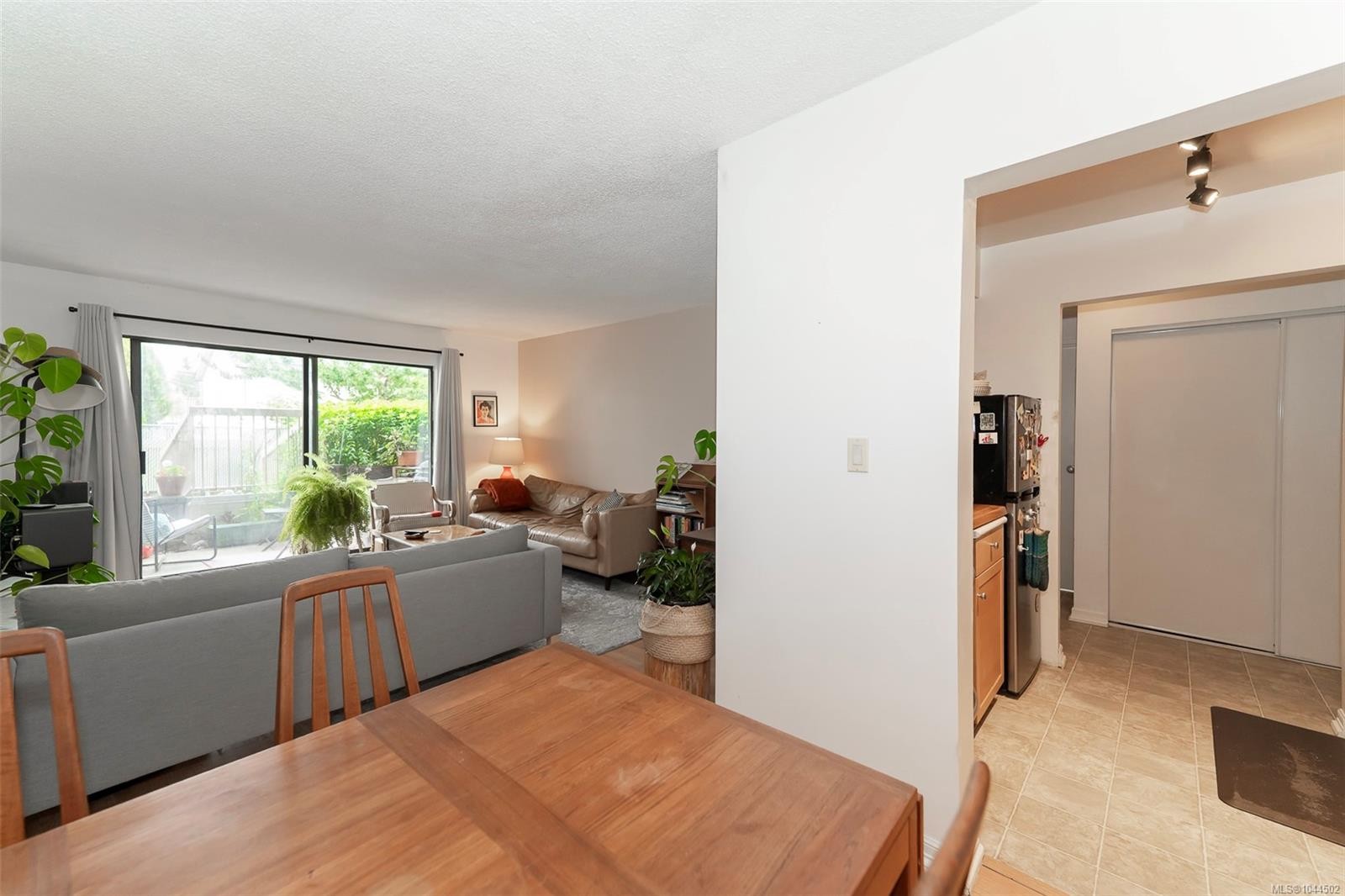 #104-2757 Quadra St, Victoria, BC - Indoor Photo Showing Living Room