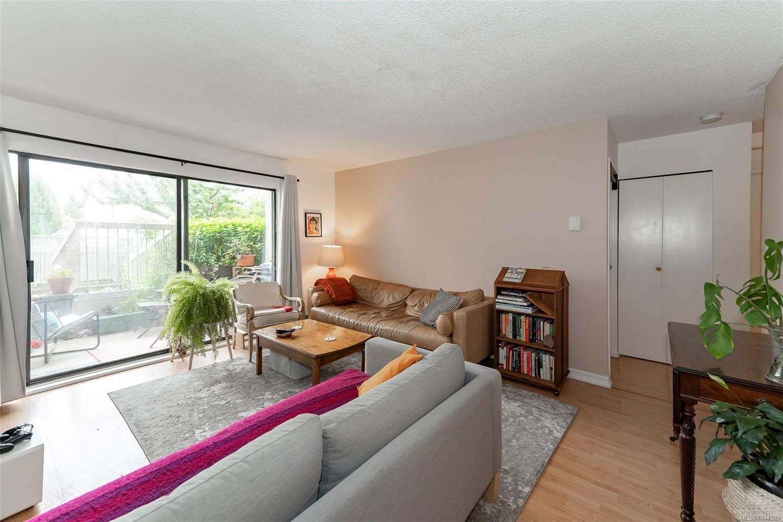 #104-2757 Quadra St, Victoria, BC - Indoor Photo Showing Living Room