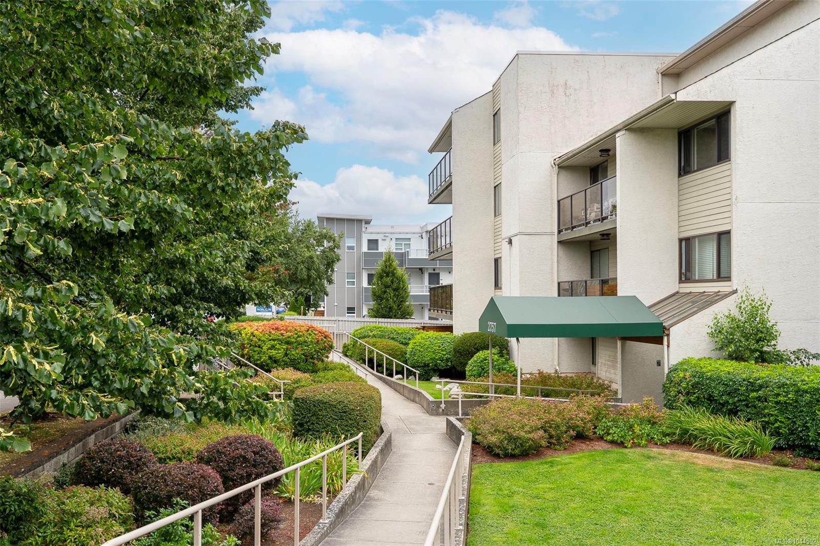 #104-2757 Quadra St, Victoria, BC - Outdoor