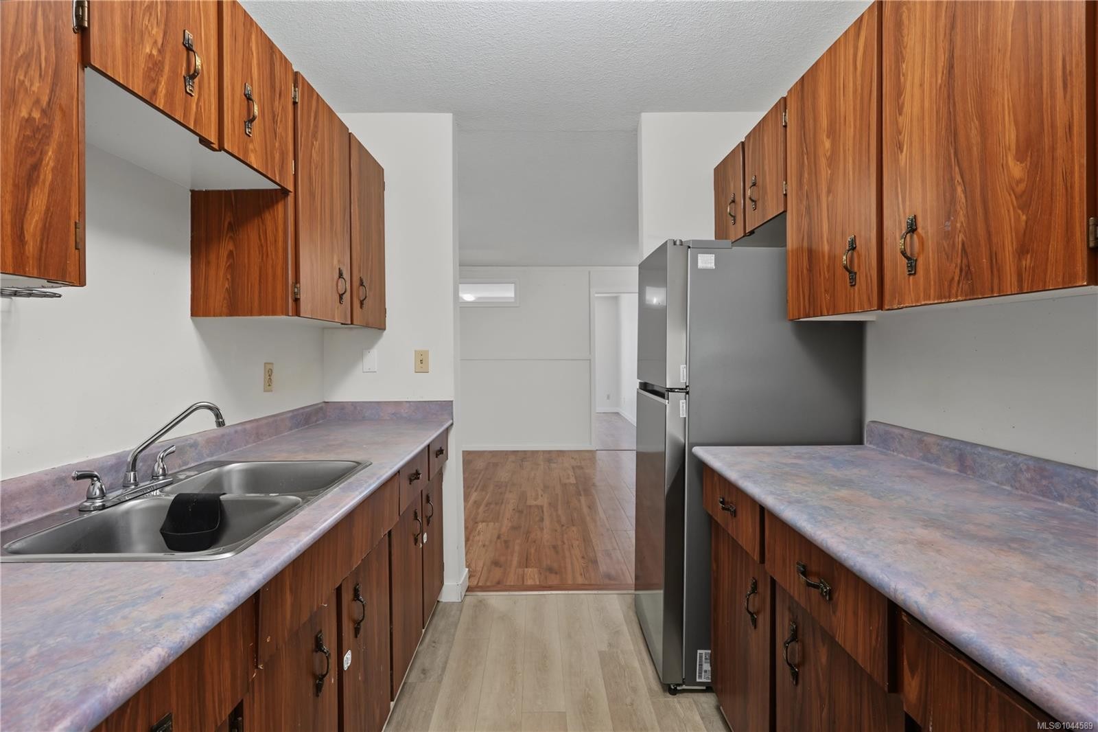 #302-755 Hillside Ave, Victoria, BC - Indoor Photo Showing Kitchen With Double Sink