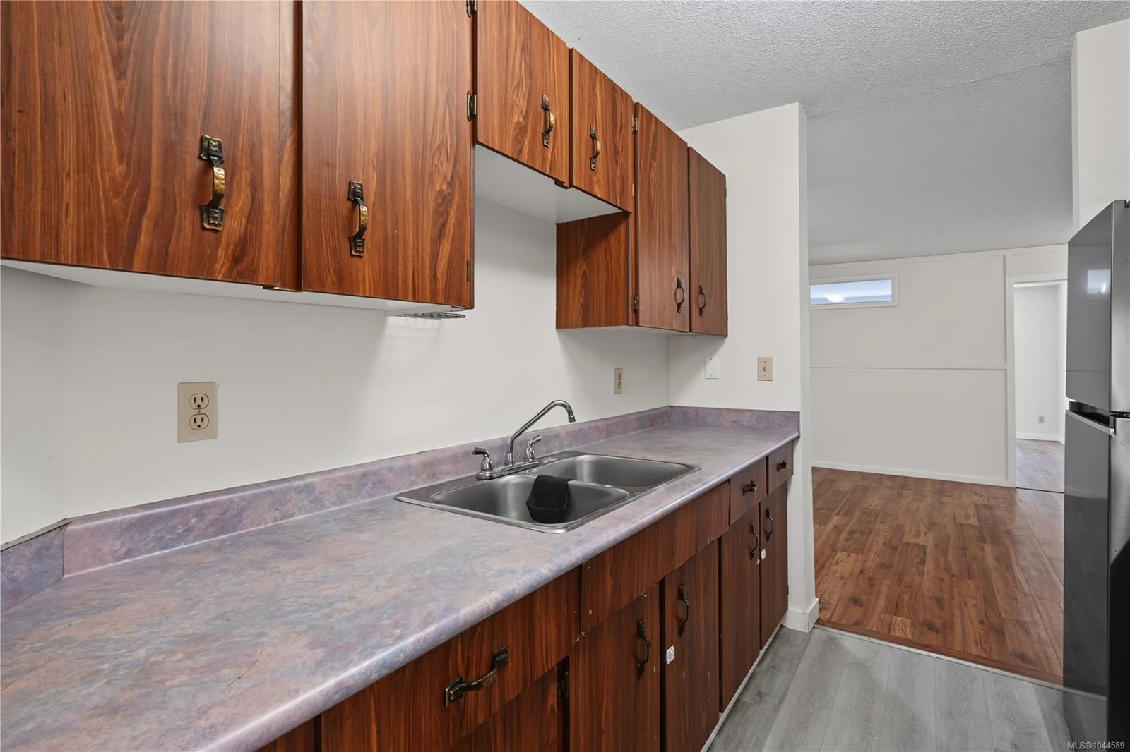 #302-755 Hillside Ave, Victoria, BC - Indoor Photo Showing Kitchen With Double Sink
