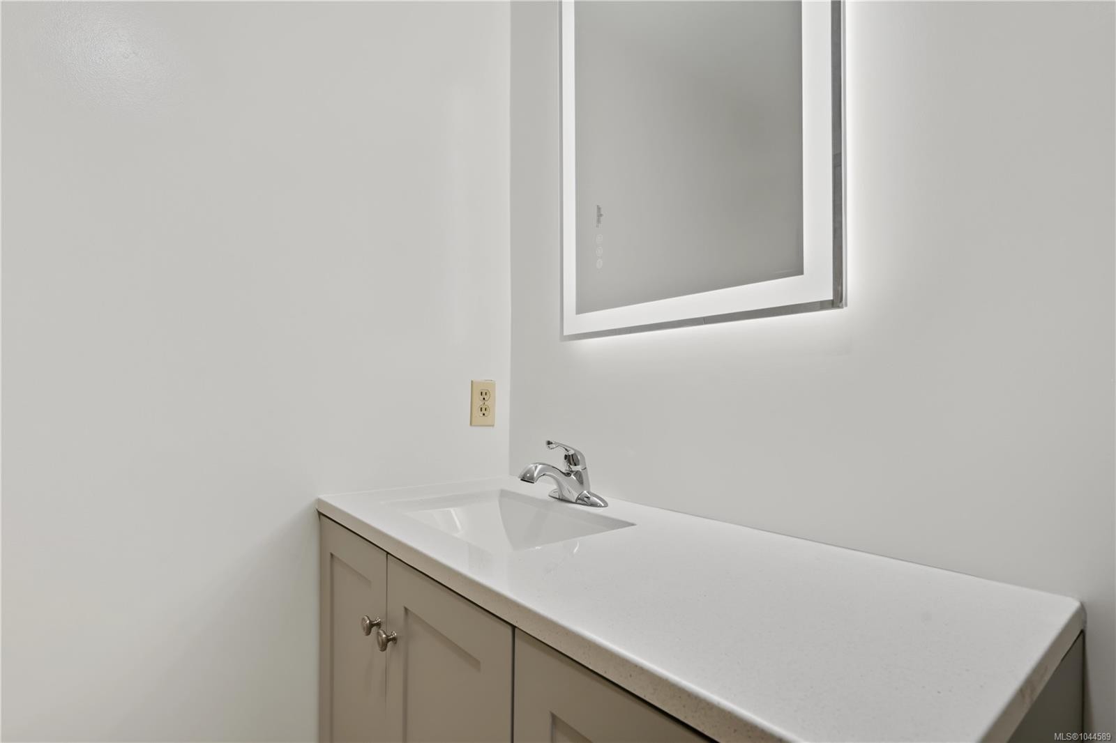 #302-755 Hillside Ave, Victoria, BC - Indoor Photo Showing Bathroom