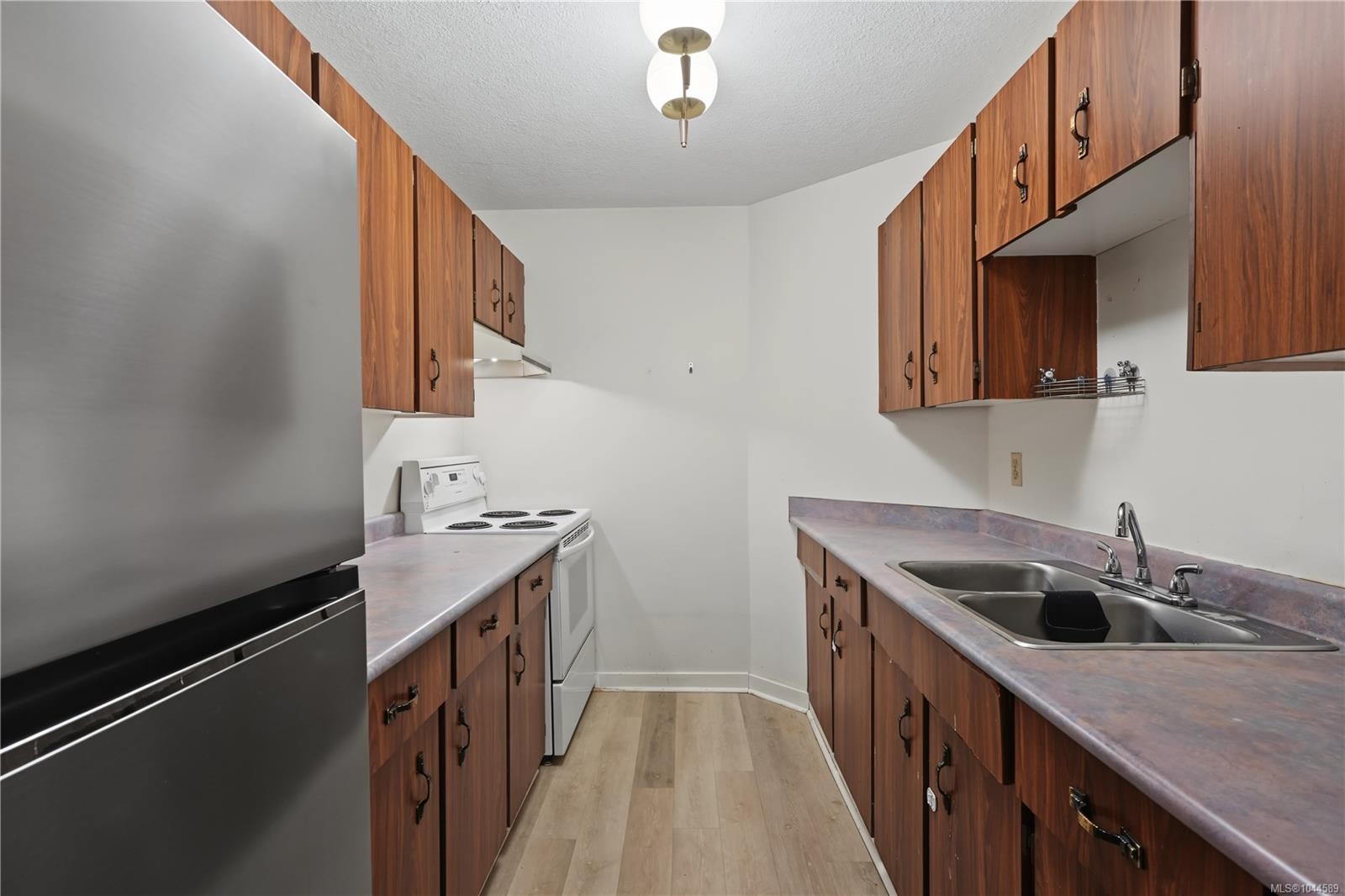 #302-755 Hillside Ave, Victoria, BC - Indoor Photo Showing Kitchen With Double Sink