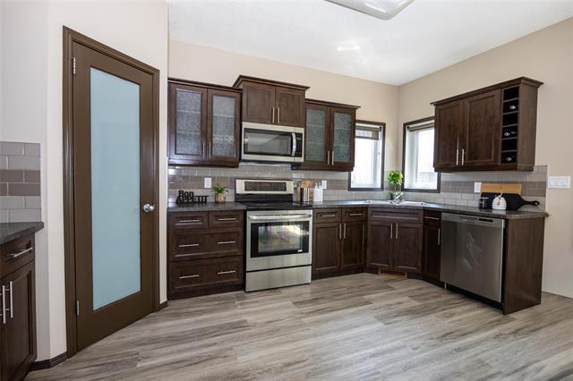 602 Kirkbridge Dr, Winnipeg, MB - Indoor Photo Showing Kitchen