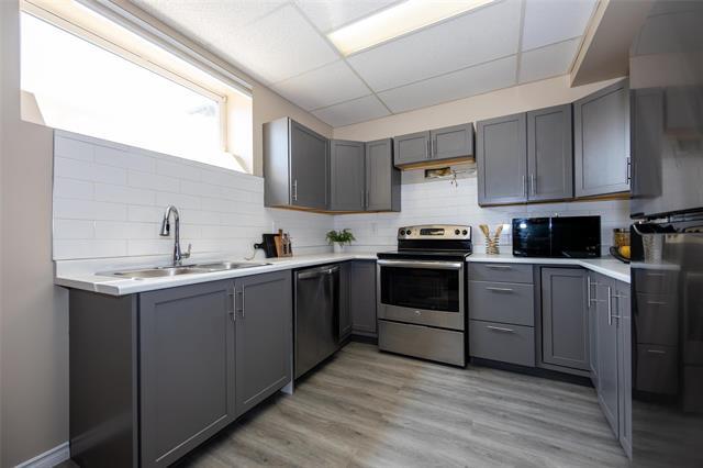 602 Kirkbridge Dr, Winnipeg, MB - Indoor Photo Showing Kitchen With Double Sink