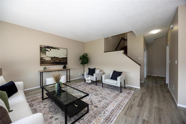602 Kirkbridge Dr, Winnipeg, MB - Indoor Photo Showing Living Room