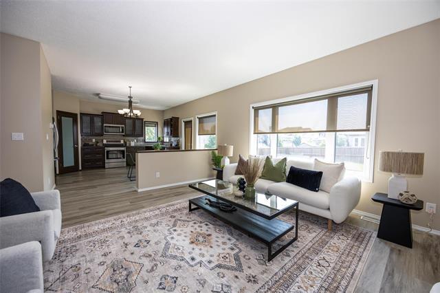 602 Kirkbridge Dr, Winnipeg, MB - Indoor Photo Showing Living Room