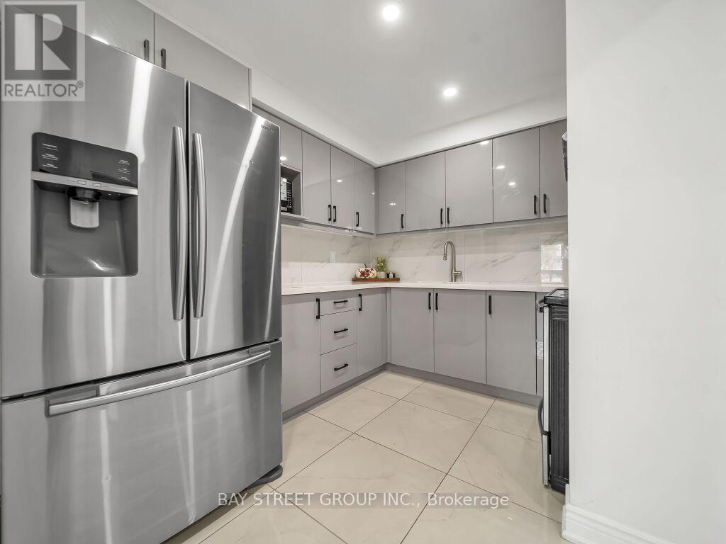 3068 Morning Star Drive, Mississauga, ON - Indoor Photo Showing Kitchen