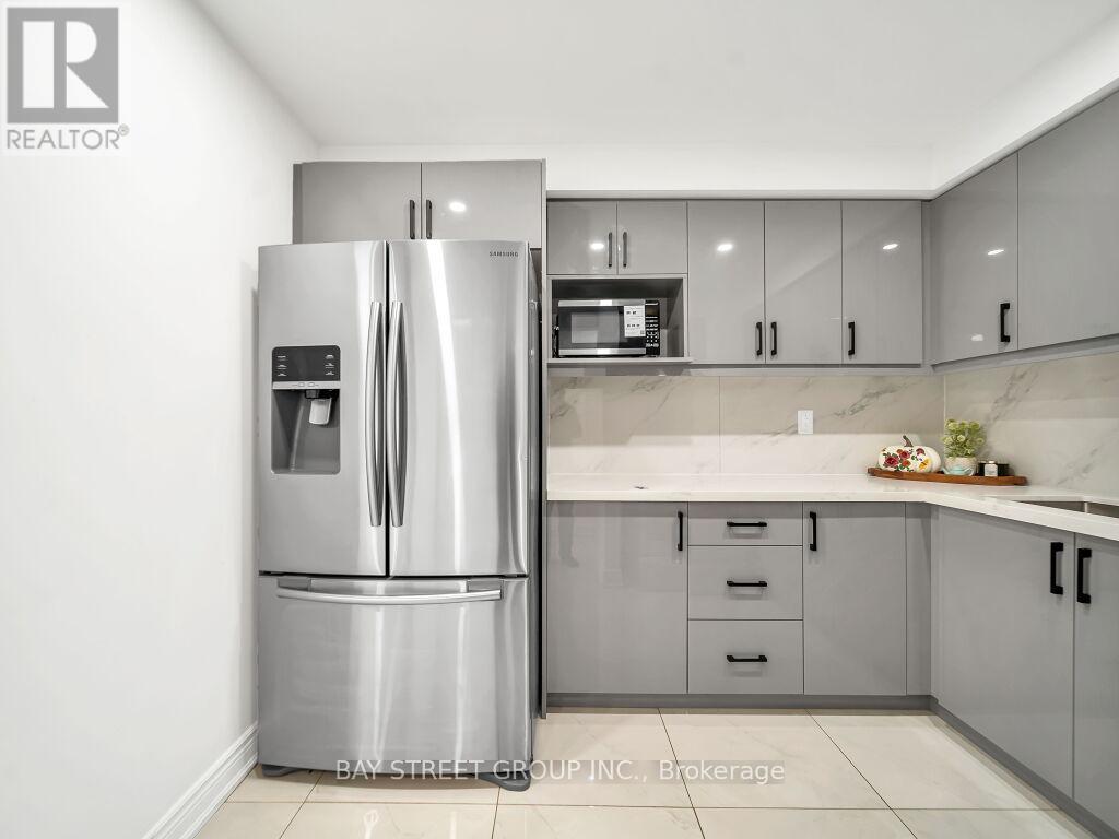 3068 Morning Star Drive, Mississauga, ON - Indoor Photo Showing Kitchen