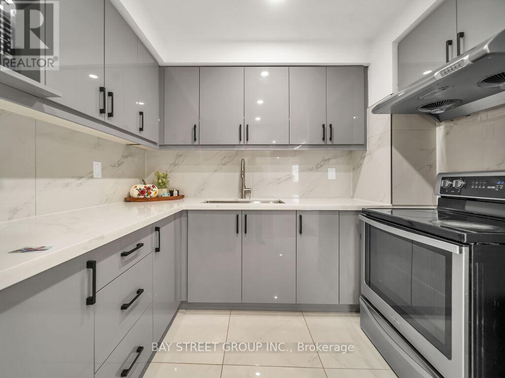 3068 Morning Star Drive, Mississauga, ON - Indoor Photo Showing Kitchen