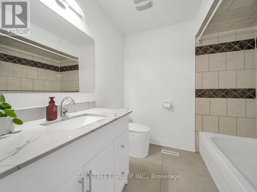 3068 Morning Star Drive, Mississauga, ON - Indoor Photo Showing Bathroom