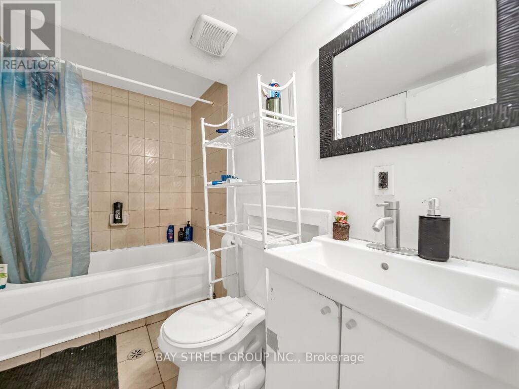 3068 Morning Star Drive, Mississauga, ON - Indoor Photo Showing Bathroom