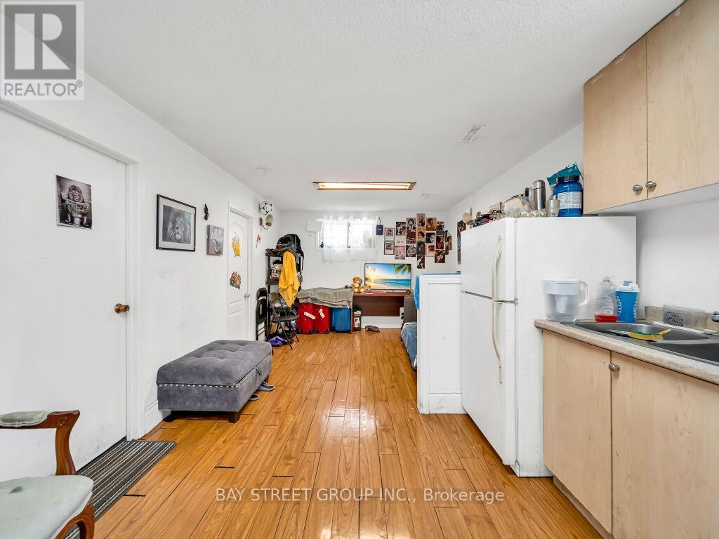 3068 Morning Star Drive, Mississauga, ON - Indoor Photo Showing Kitchen With Double Sink