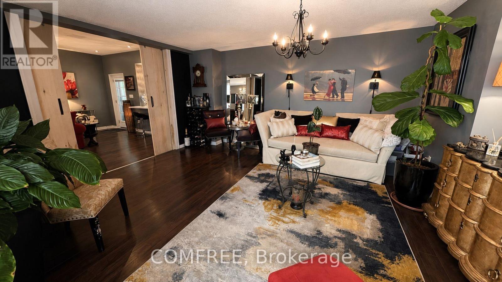 8950 Brown Road, Niagara Falls (Brown), ON - Indoor Photo Showing Living Room