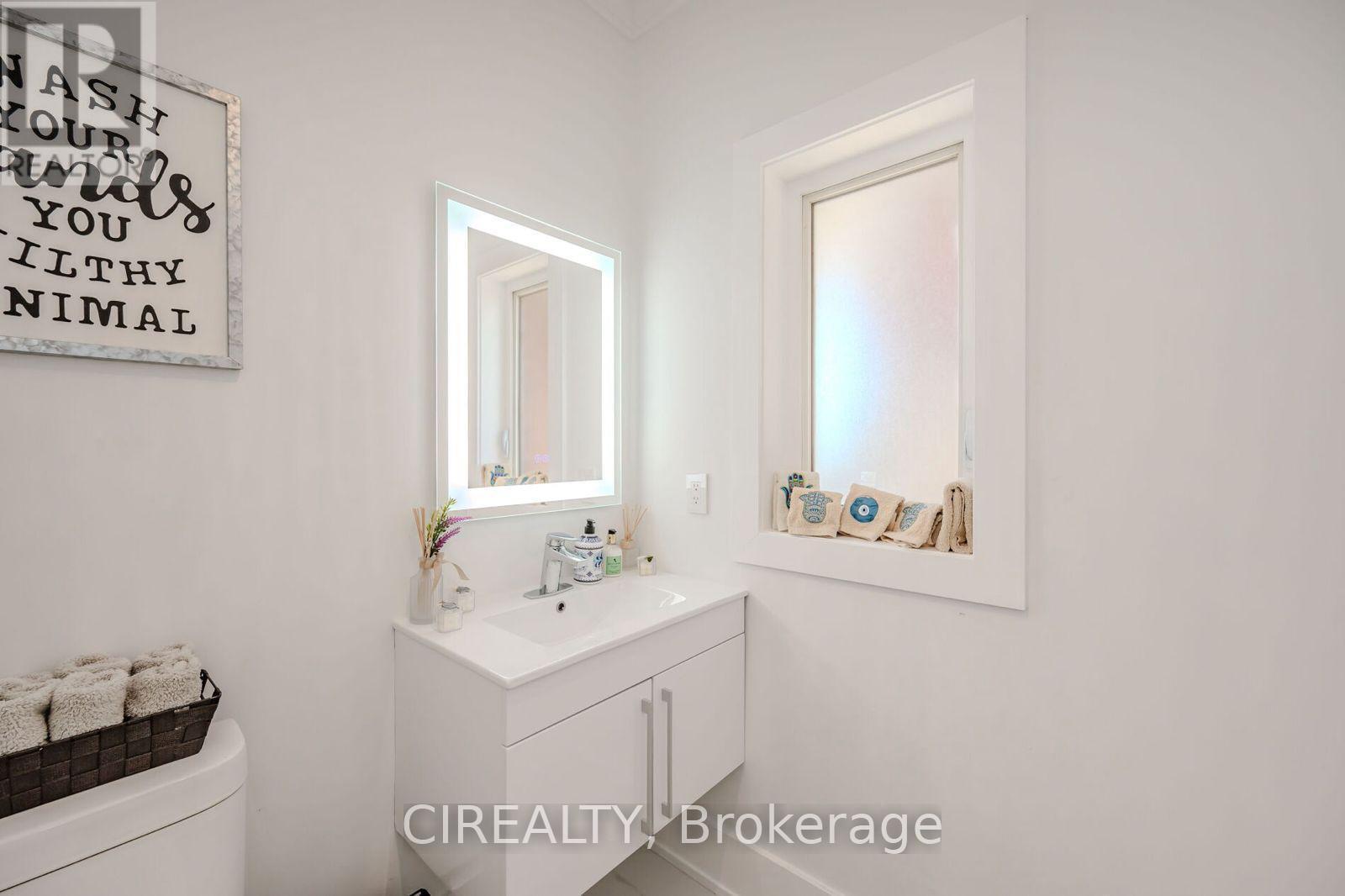 4712 Doug Wright Drive, Burlington, ON - Indoor Photo Showing Bathroom