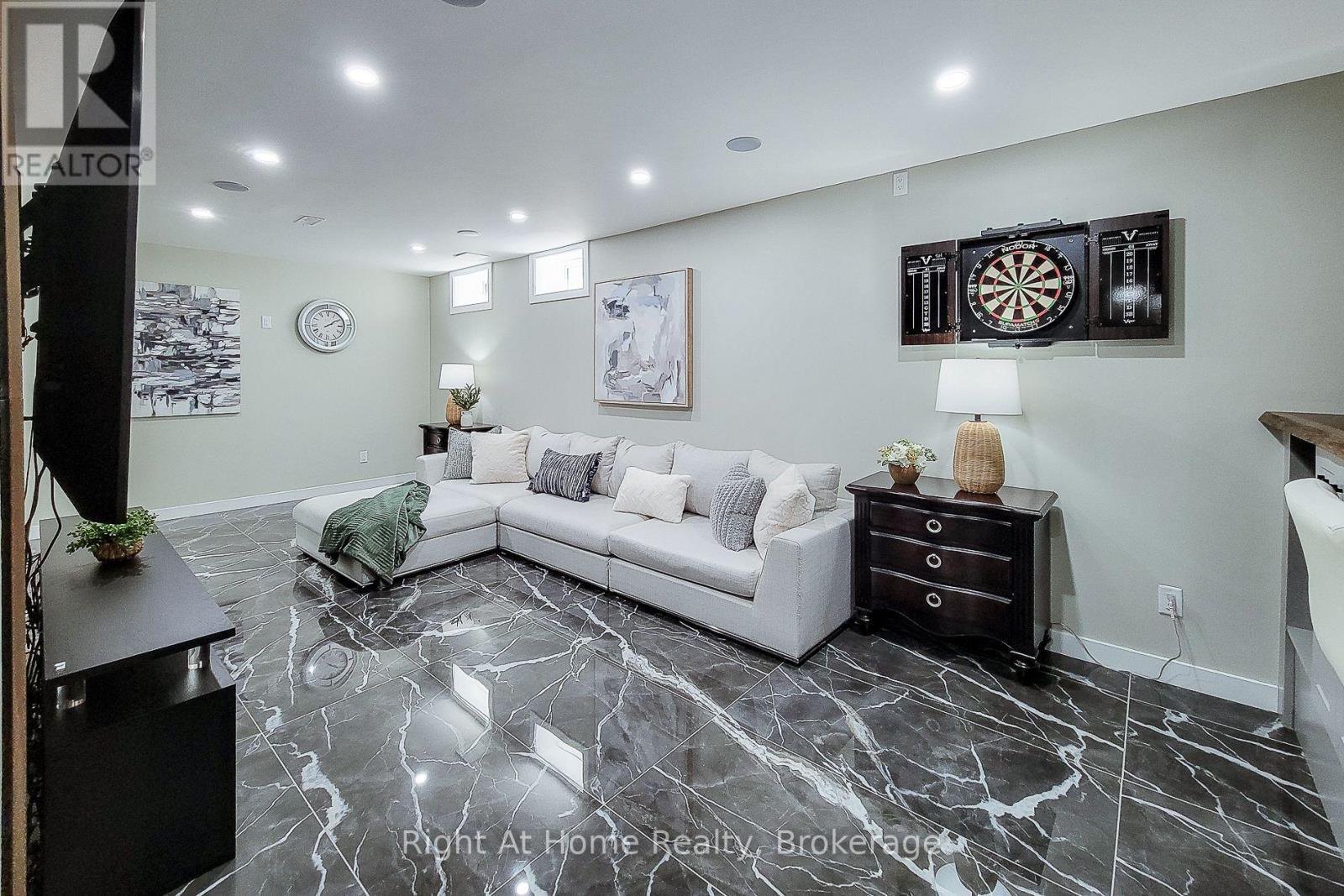 3 Trailside Drive, Haldimand, ON - Indoor Photo Showing Living Room