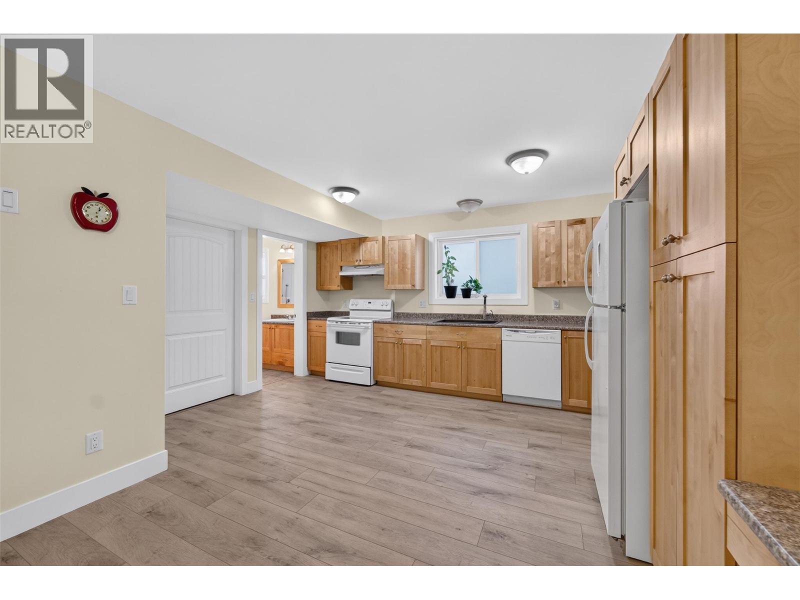 Suite - 2991 7 Avenue Ne, Salmon Arm, BC - Indoor Photo Showing Kitchen