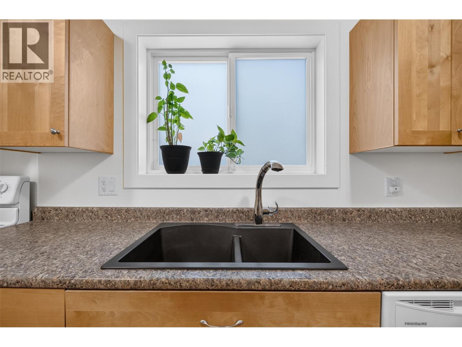 Suite - 2991 7 Avenue Ne, Salmon Arm, BC - Indoor Photo Showing Kitchen