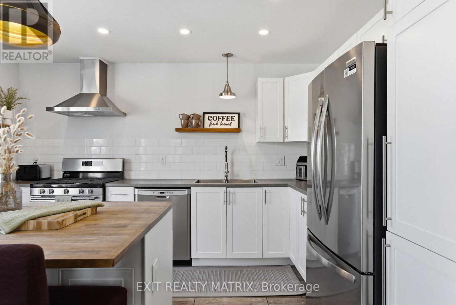 184 Lavergne Street, The Nation, ON - Indoor Photo Showing Kitchen With Stainless Steel Kitchen With Upgraded Kitchen