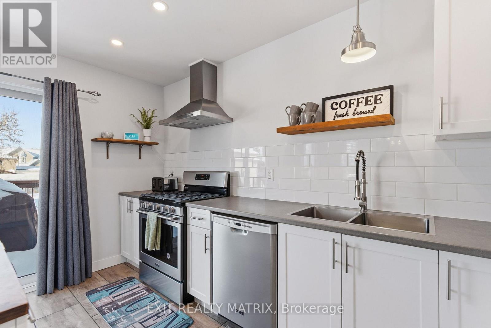 184 Lavergne Street, The Nation, ON - Indoor Photo Showing Kitchen With Stainless Steel Kitchen With Double Sink With Upgraded Kitchen