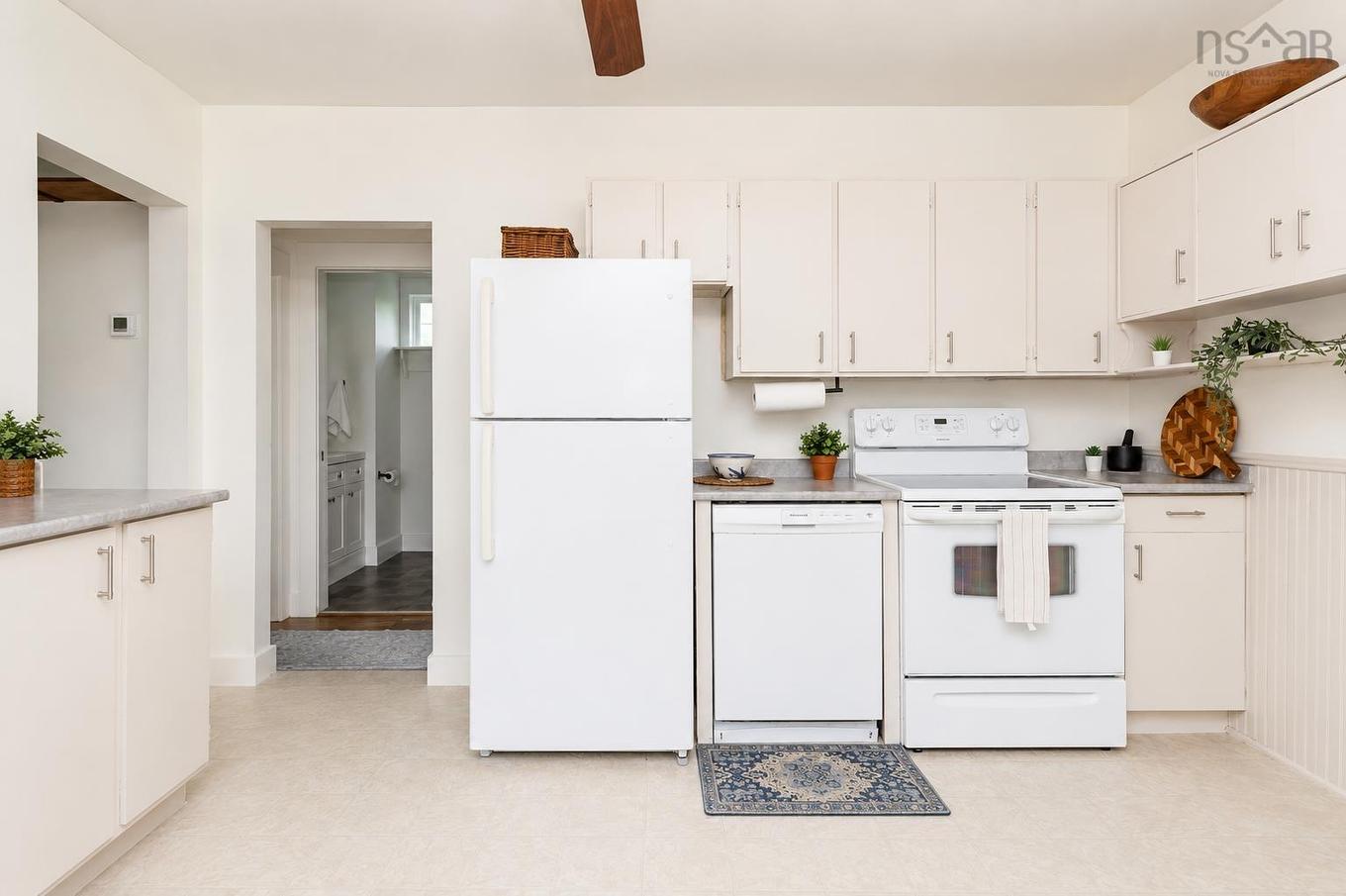 33 Richmond Street, Sydney, NS - Indoor Photo Showing Kitchen