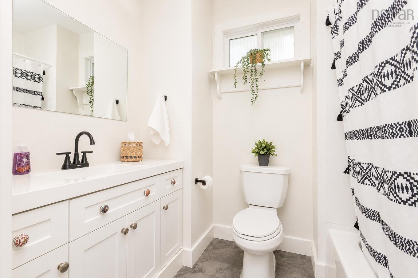 33 Richmond Street, Sydney, NS - Indoor Photo Showing Bathroom
