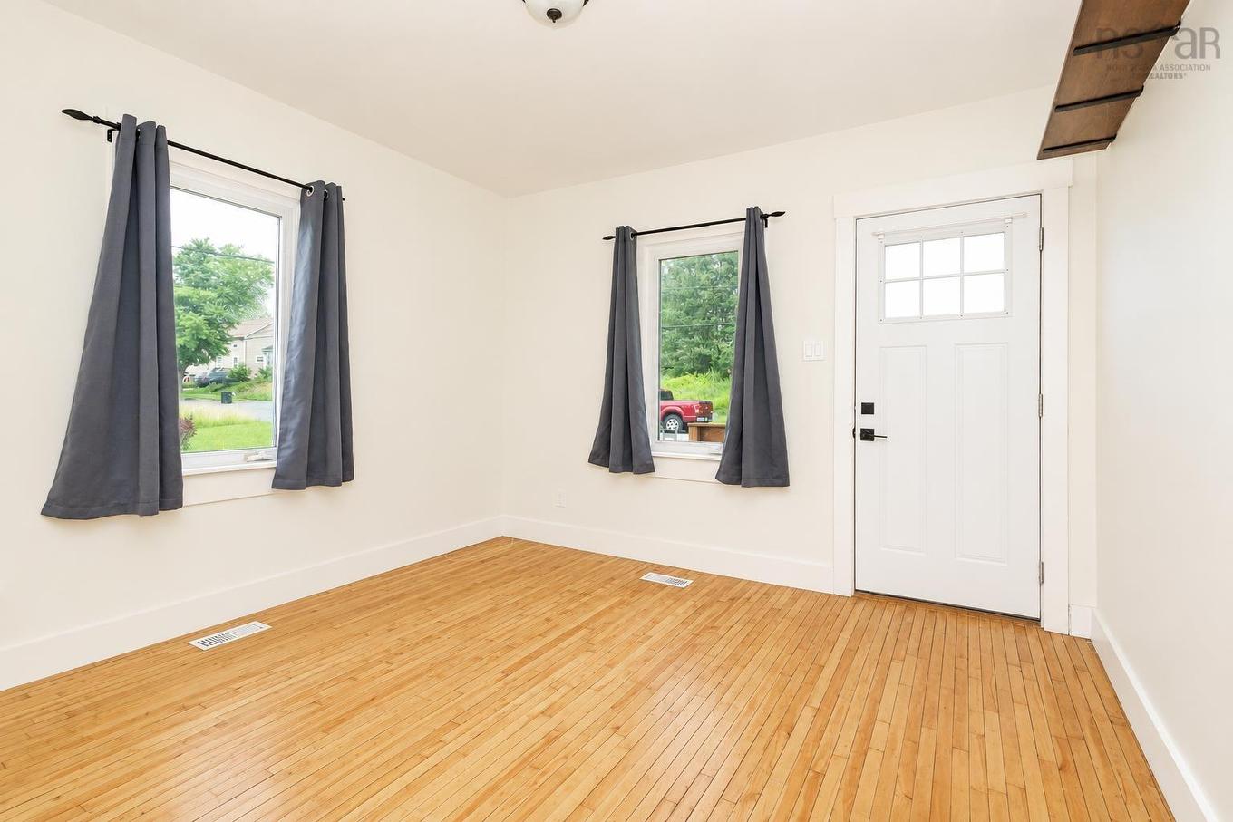 33 Richmond Street, Sydney, NS - Indoor Photo Showing Other Room