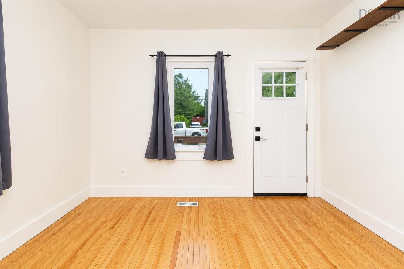 33 Richmond Street, Sydney, NS - Indoor Photo Showing Other Room