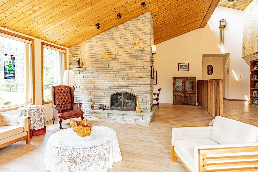 4600 Mapleward Rd., Thunder Bay, ON - Indoor Photo Showing Living Room With Fireplace