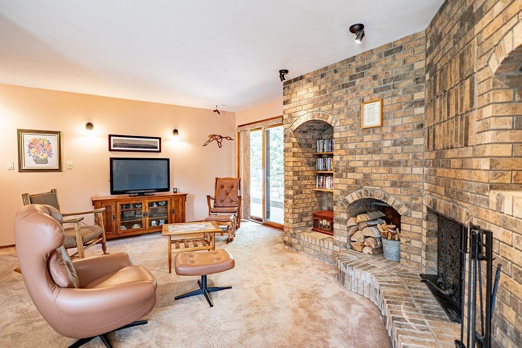 4600 Mapleward Rd., Thunder Bay, ON - Indoor Photo Showing Living Room With Fireplace