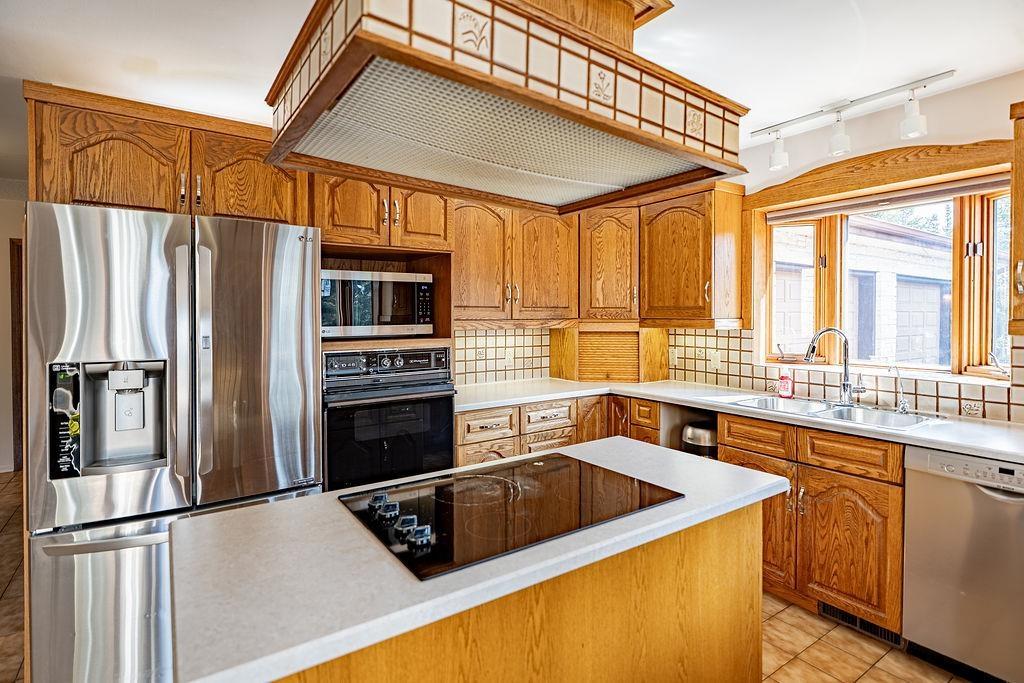 4600 Mapleward Rd., Thunder Bay, ON - Indoor Photo Showing Kitchen With Double Sink
