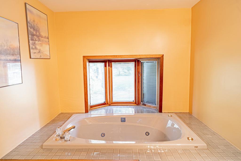 4600 Mapleward Rd., Thunder Bay, ON - Indoor Photo Showing Bathroom