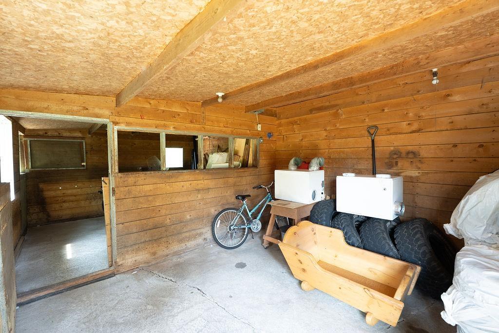 4600 Mapleward Rd., Thunder Bay, ON - Indoor Photo Showing Garage