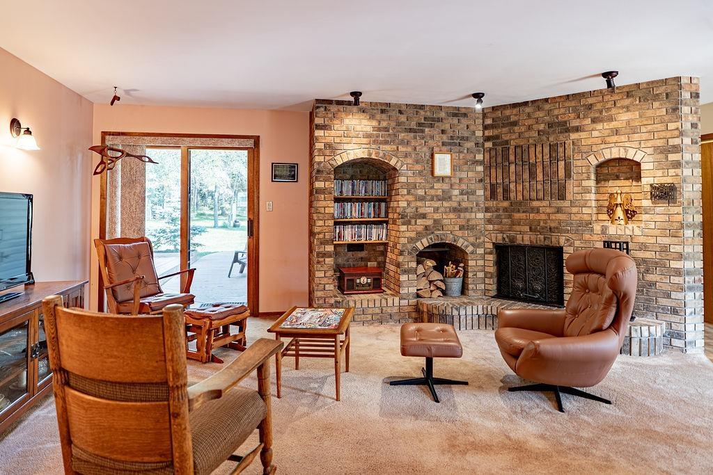 4600 Mapleward Rd., Thunder Bay, ON - Indoor Photo Showing Living Room With Fireplace