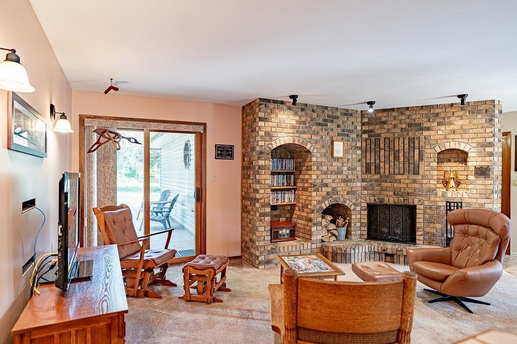 4600 Mapleward Rd., Thunder Bay, ON - Indoor Photo Showing Living Room With Fireplace